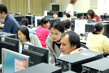 亞大開班教社區媽媽學電腦成果卓著(圖)