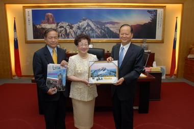 呂秀蓮拜會鄭永金(圖)