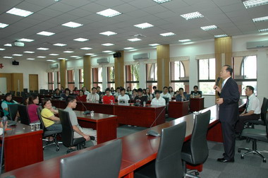 鄭永金頒贈原住民取得證照獎勵金(圖)