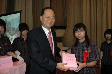 鄭永金參加東泰中學畢業典禮(圖)