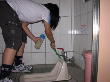 自製皂乳洗廁所垂楊國小環保又省錢(圖)