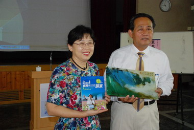 曹啟鴻應邀演講「單車國道、慢活屏東」(圖)