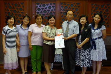 宜蘭縣美容協會贈書回饋單親家庭(圖)