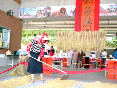 亞大學生體驗農夫耕田(圖)