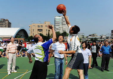響應健康運動周錫瑋為籃球賽開球(圖)
