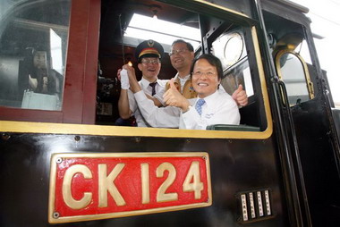 慶祝122年鐵路節蒸氣火車鳴笛進場(圖)