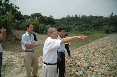 連日大雨林政則前往青草湖視察(圖)