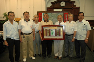 八二三戰役戰友協會致贈匾額給林政則(圖)