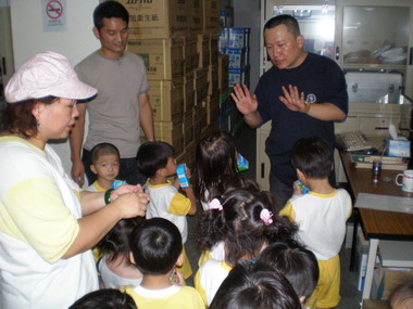 小幼兒上衙門 直呼神奇(圖)