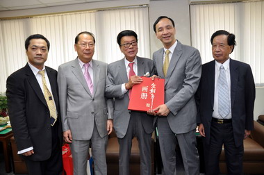 慈善家香港富商余彭年拜會朱立倫(圖)