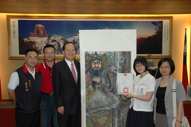 鄭永金勉勵呂易宸同學(圖)