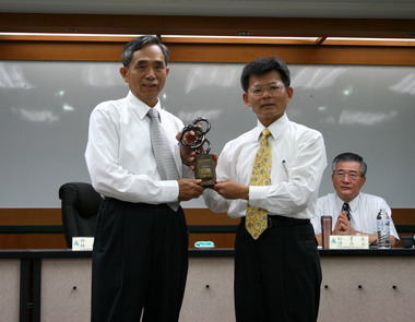 運動時尚正妹快閃高雄捷運(圖)