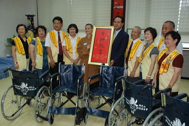 中華佛光總會捐贈輪椅給屏東縣政府(圖)