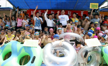 關懷弱勢 邀400多位兒童清涼一夏(圖)