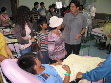 副縣長鍾佳濱探望疑似食物中毒學童(圖)