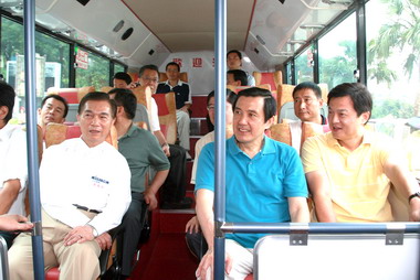 北縣執行減碳成效 馬英九體驗電動巴士(圖)