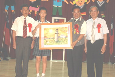 王乾發參加中正國小、湖西國小畢業典禮(圖)