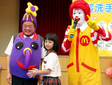 麥當勞叔叔「一起洗手趣」校園巡迴(圖)