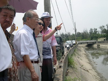 林政則與李妍慧現勘港北大排(圖)