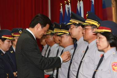 警察節慶祝大會周錫瑋表揚績優人員(圖)