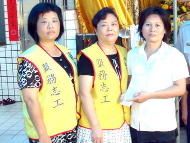 集集警察志工救助貧困低收入戶(圖)