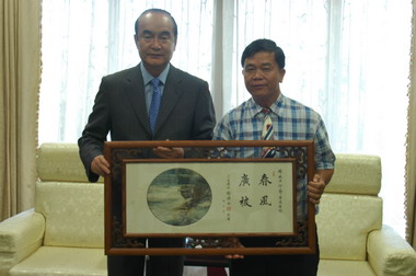 謝深山今上午贈送即將榮退的10位校長匾額(圖)