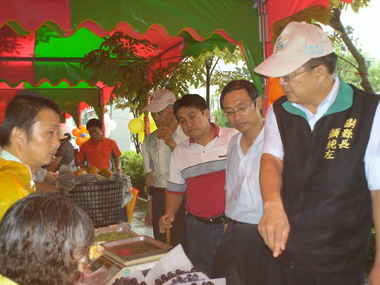 假日社區農特產市集是你購物的最佳選擇(圖)