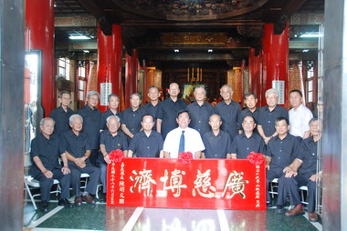 感念地藏庵長期奉獻公益陳明文贈匾(圖)