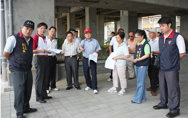 劉政鴻履勘後龍高架火車站周邊設施(圖)