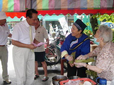 客家粽子節包粽子比賽(圖)