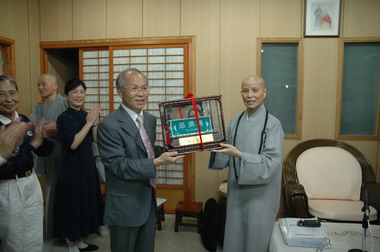 林政則致贈慈濟路紀念路牌給證嚴法師(圖)