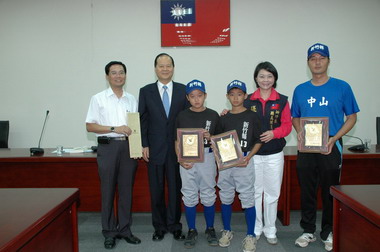 鄭永金表揚縣內菁英選手及教練、校長(圖)