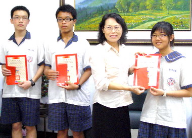 線西國中優秀畢業生獲鄉長頒獎(圖)