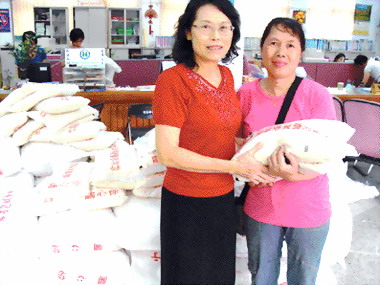 線西鄉公所發放愛心白米(圖)