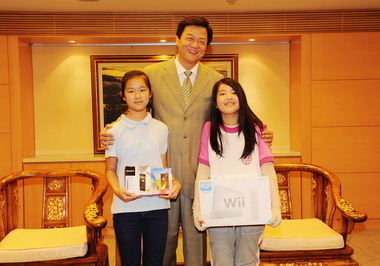 周錫瑋接見總統教育獎得主(圖)