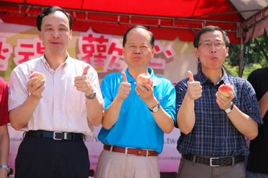 鄭永金現身台北促銷尖石水蜜桃(圖)