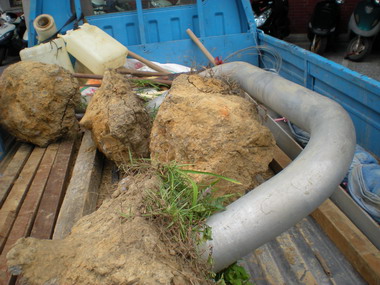 大膽竊賊深夜公園內搬護欄(圖)