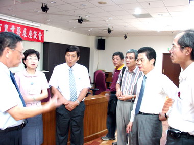 江連福邀農委會會勘太平荔枝竹筍產業(圖)