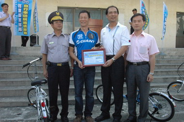 自行車防竊貼紙首貼儀式(圖)