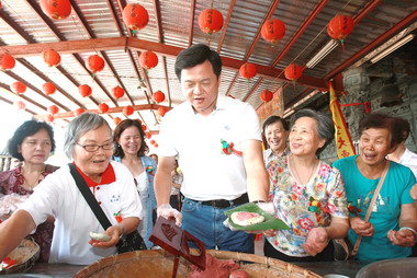 周錫瑋體驗紅龜粿的DIY活動(圖)