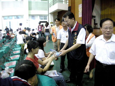 林久翔替大學指考考生加油打氣(圖)