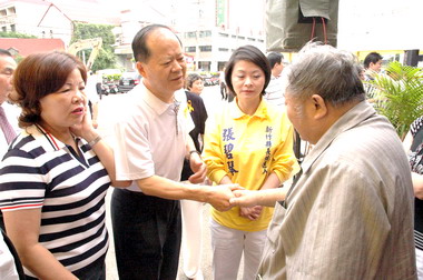 鄭永金頒褒揚狀給已故義消吳榮彬(圖)