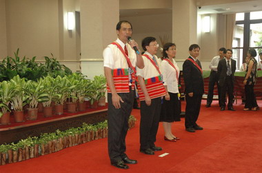 張志明 前往行政院報聯合豐年節信息(圖)