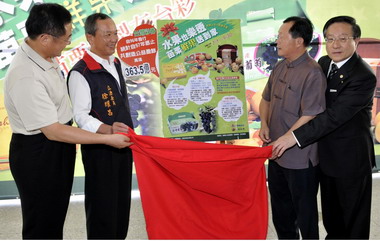 苗縣府與台彩公司合作賣彩券也賣水果(圖)