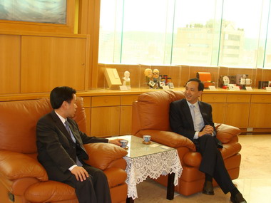 廣東省梅州市長李嘉拜會朱縣長(圖)