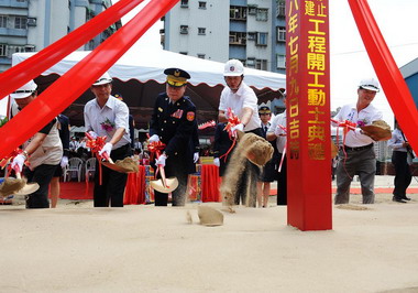 周錫瑋主持社后派出所開工動土典禮(圖)