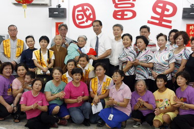 吳小妹妹裝置人工電子耳各界捐款受贈儀式(圖)