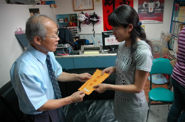 林政則前往探視慰問休假期間車禍役男(圖)