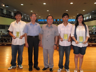 張通榮頒獎表揚二信高中職優異學生(圖)