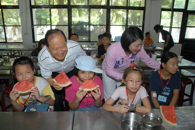 鄭永金視察縣內暑假營養午餐(圖)